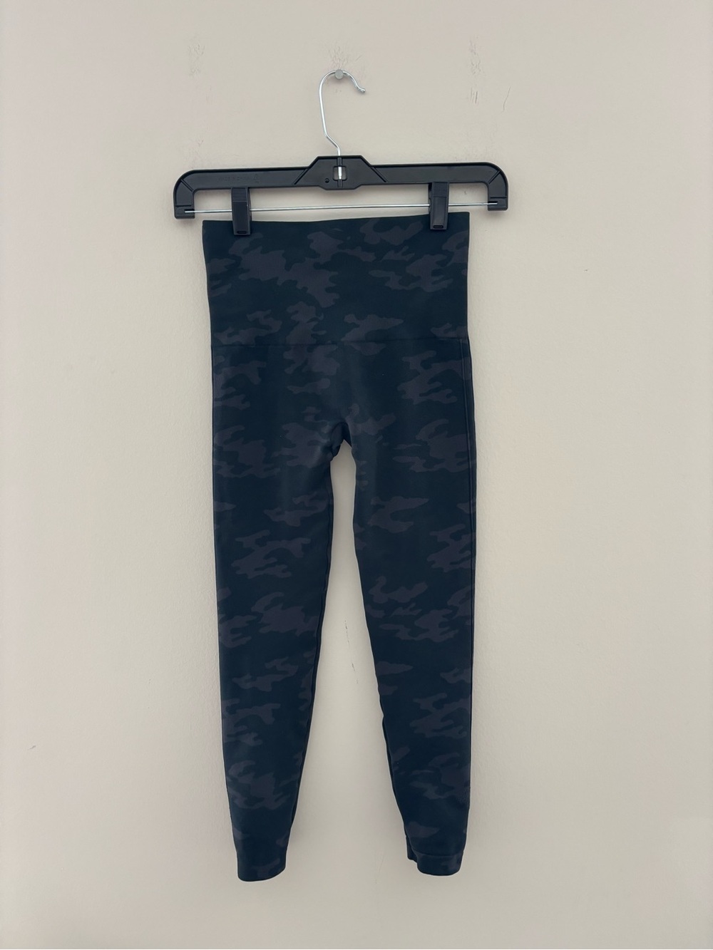 Spanx Look at Me Now Seamless Black Camo High Rise Compression Leggings Women's - Picture 3 of 5
